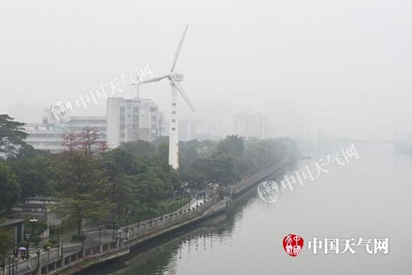南方阴雨绵绵凉意浓 北方回暖需防火灾