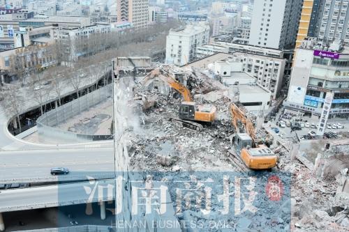 郑州30多米楼顶施工惊现挖掘机 你到底咋上去的？
