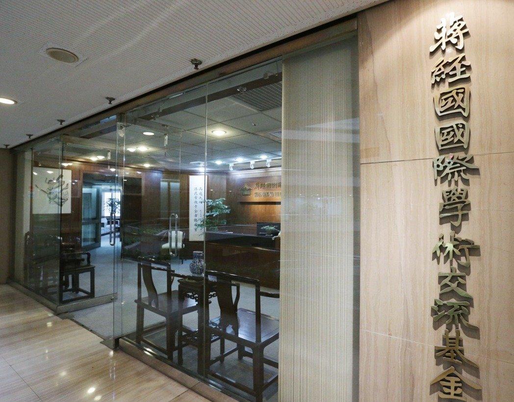 台媒:蒋介石才被砍头 蔡当局又拿蒋经国开刀