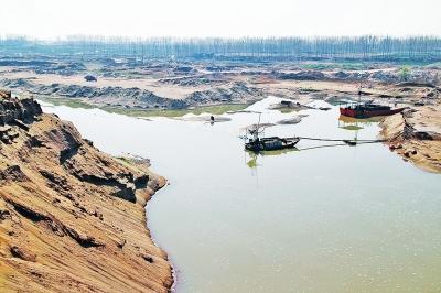河道非法挖沙岸边塌陷 沁河济源段北岸流失大片耕地