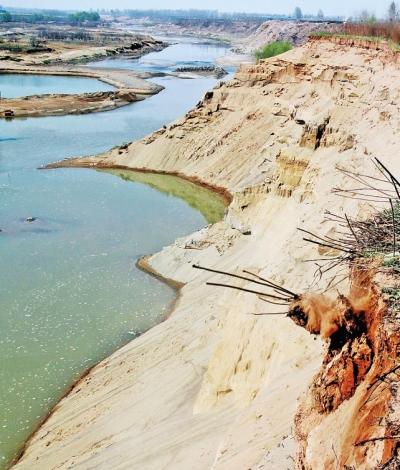 河道非法挖沙岸边塌陷 沁河济源段北岸流失大片耕地