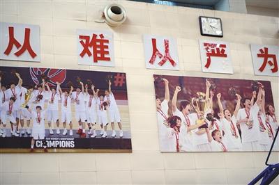 中国女篮主帅誓言重夺亚洲冠军 姚明观看训练