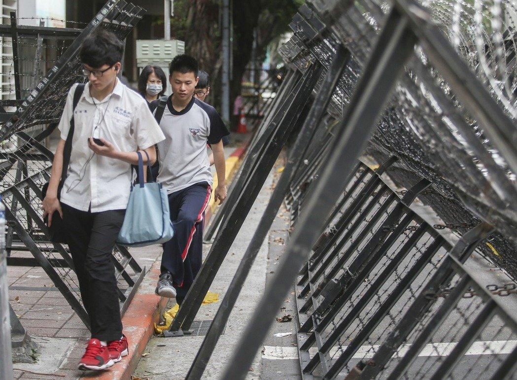 抗年改团体将夜宿围城 蔡当局设蛇笼拒马死守