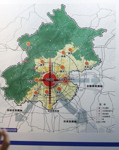 p55-2017 年 03 月 29 日,北京,新版北京城市总规草案今起在北京市规划展览馆公示,吸引大批市民预约参观。视觉中国