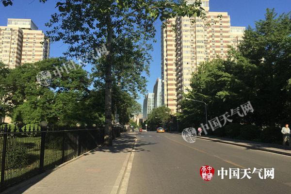 今天北京气温飙至30℃ 空气湿度低炎热感十足
