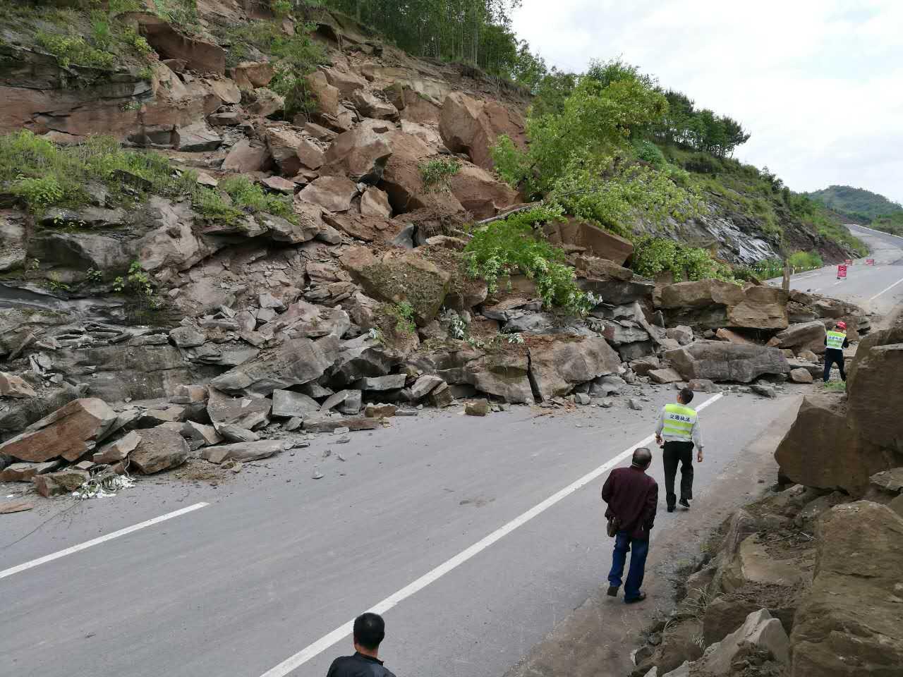 重庆开州临港工业园突发大面积山体滑坡暂无伤亡