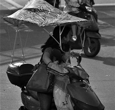 小孩从电动车座跌落身后轿车急刹 距离仅1.2米