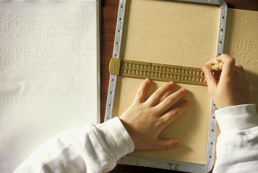 2017年高考全国有7名盲人考生 使用盲文试卷(图)