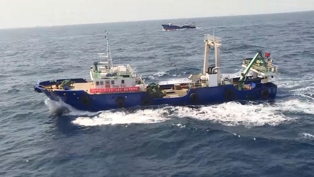 中国海军护航编队扬州舰成功护送8艘中国远洋捕捞渔船
