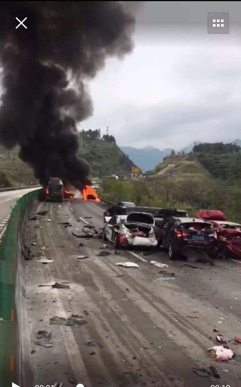 云南楚大高速公路19车连环相撞警方回应