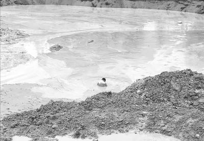 记者陈奇雄)麻城一男子不慎滑进沼泽中,越陷越深……危急关头,当地