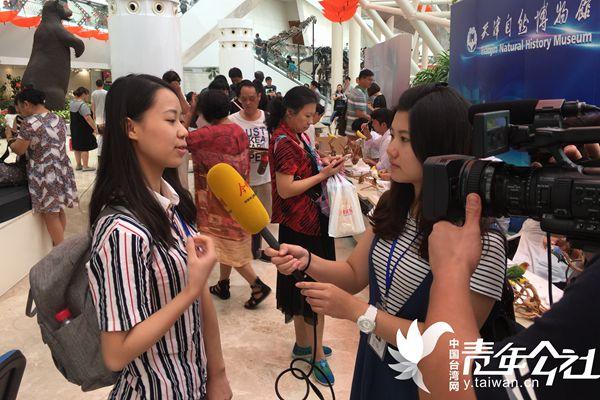 第二届“爱媒・讲”未来媒体人体验营中，台湾文藻外语大学实习生吴俞萱化身“本地记者”进行采访。 