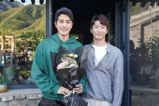 彭冠英出演整容科医生片场与窦骁笑闹不断