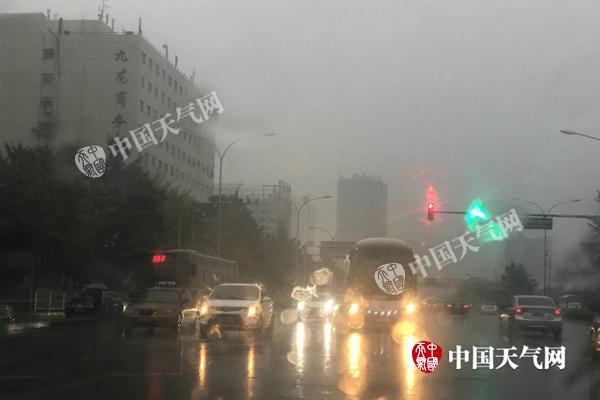 北京雨水持续至明天局部大雨 气温将创下半年来新低