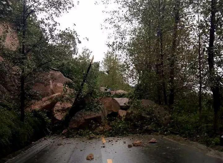 降雨致重庆s105省道万石路山体塌方交通中断