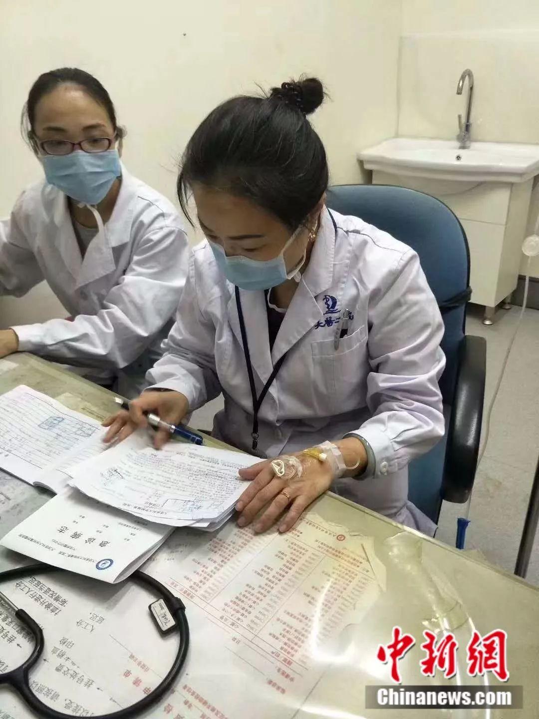 就诊的孩子比较多,家长们也特别着急,再说现在儿科诊室里的患者多医生