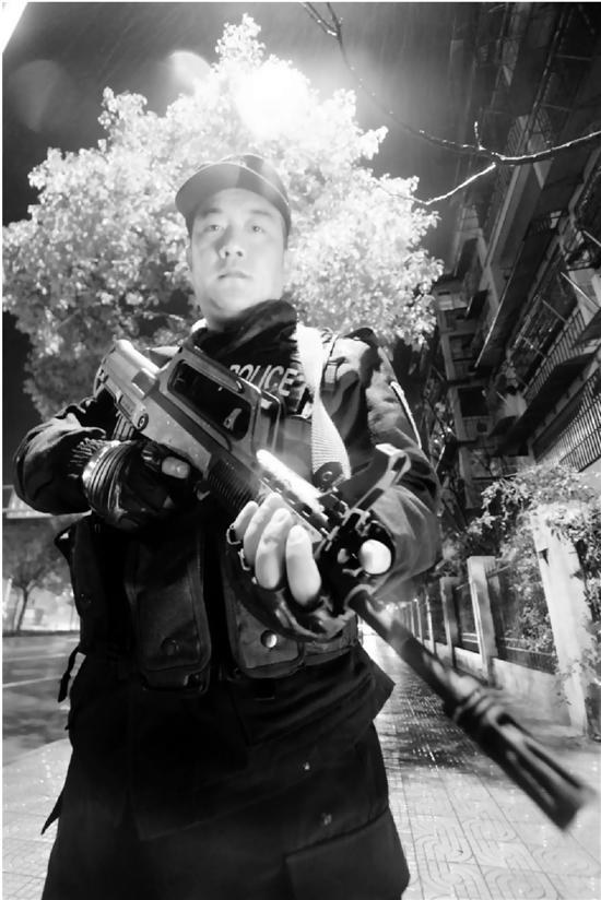 47岁巡特警突发脑溢血 深夜倒在工作岗位上