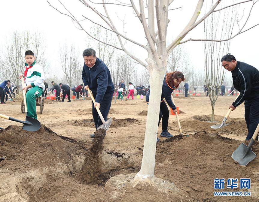 2018年4月2日，习近平来到北京市通州区张家湾镇参加首都义务植树活动。(图片来源：新华社)