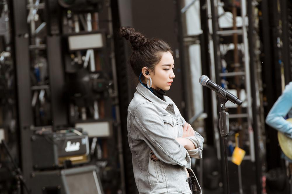 张天草莓音乐节首秀 一口气献唱8首新歌