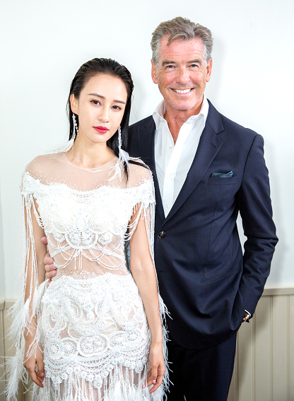 母其弥雅与皮尔斯布鲁斯南合影互动畅聊