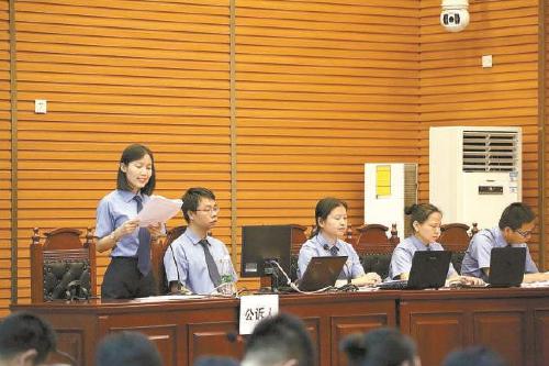 图为2017年9月,第一批次的被告人开庭的庭审现场.