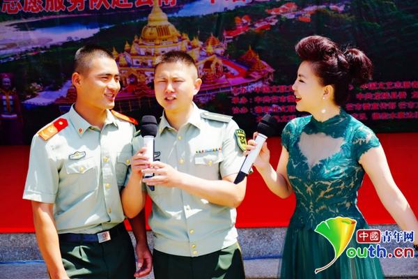 歌唱家孙丽英和缉毒战士们在一起