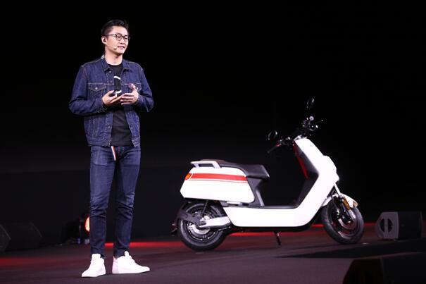 小牛电动设计副总裁刘传凯介绍了小牛智能电动踏板车m .