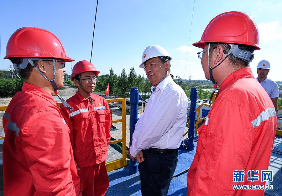 这是7月26日,赵乐际在大庆钻探钻井二公司1205钻井队与工人交谈.