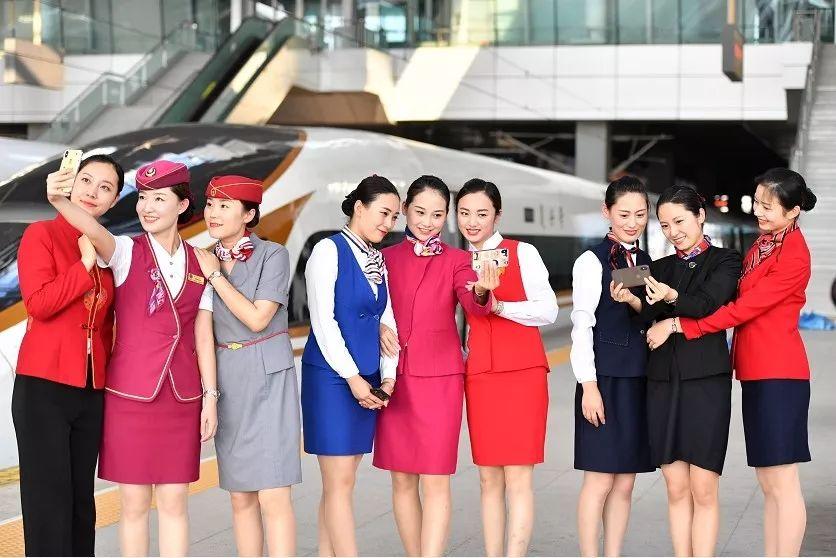 7月18日，在天津站，“动姐”们身穿第一至第九套京津城际乘务员制服在拍照留念。新华社记者 李然 摄