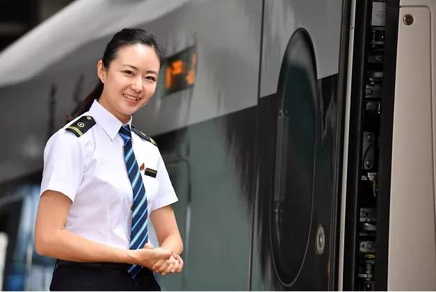  7月10日，徐颖在天津站正欢迎旅客登车，她曾是2008年京津城际首发列车长。新华社记者 李然 摄
