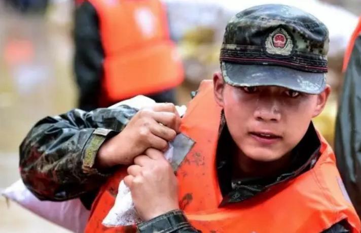 每一次灾难降临   人民群众最先看到的就是   那代表希望的绿色身影