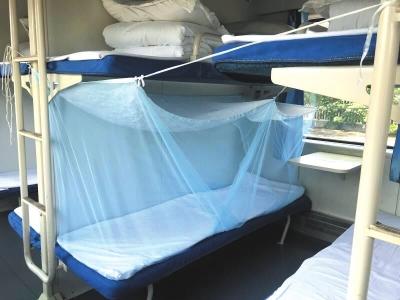 成昆铁路水害致26趟列车散停成都周边探访列车守车人