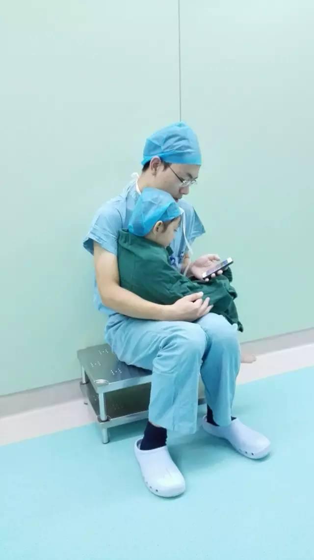 两岁男童做完手术无助大哭,被他一把抱进怀里