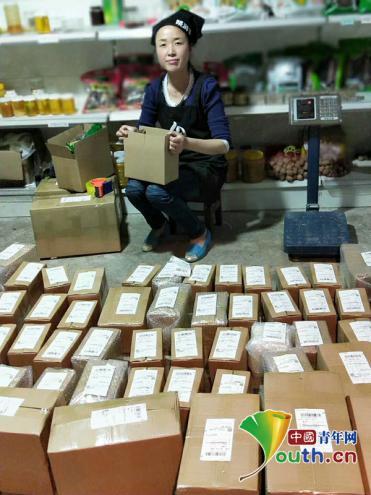 梁倩娟正在打包产品.本人供图