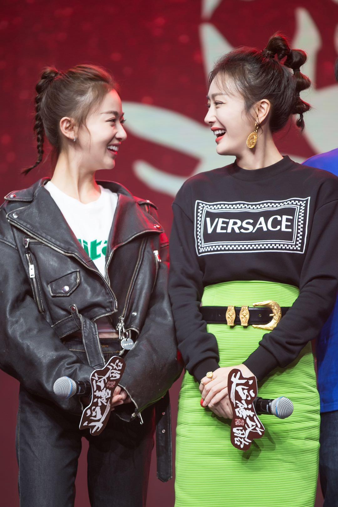 秦岚穿黑上衣以简单造型亮相 与好友热聊