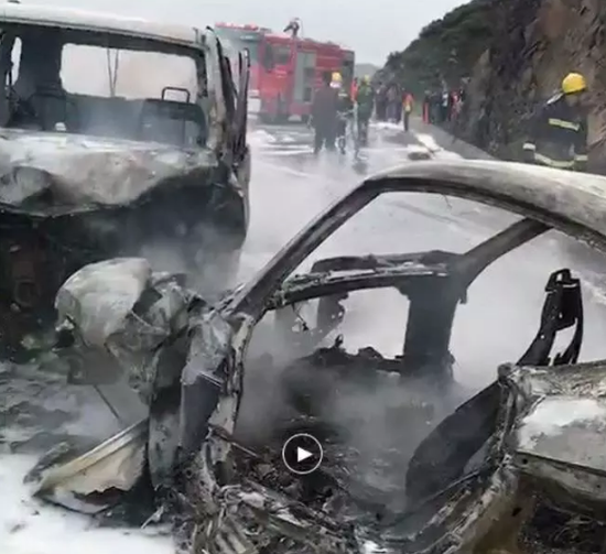两辆事故车烧成骨架