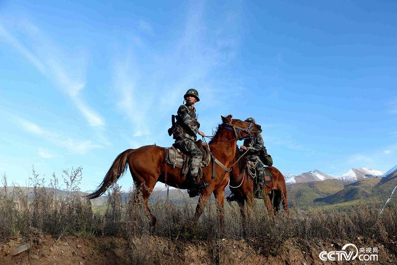骑马巡逻得时刻警惕(王小英/摄)这么苦,还想回来吗?