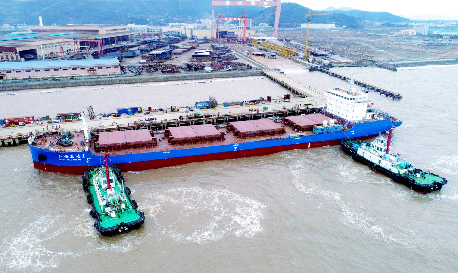 我国首艘2万吨级江海联运散货船"江海直达1"轮开启了江海联运新时代.