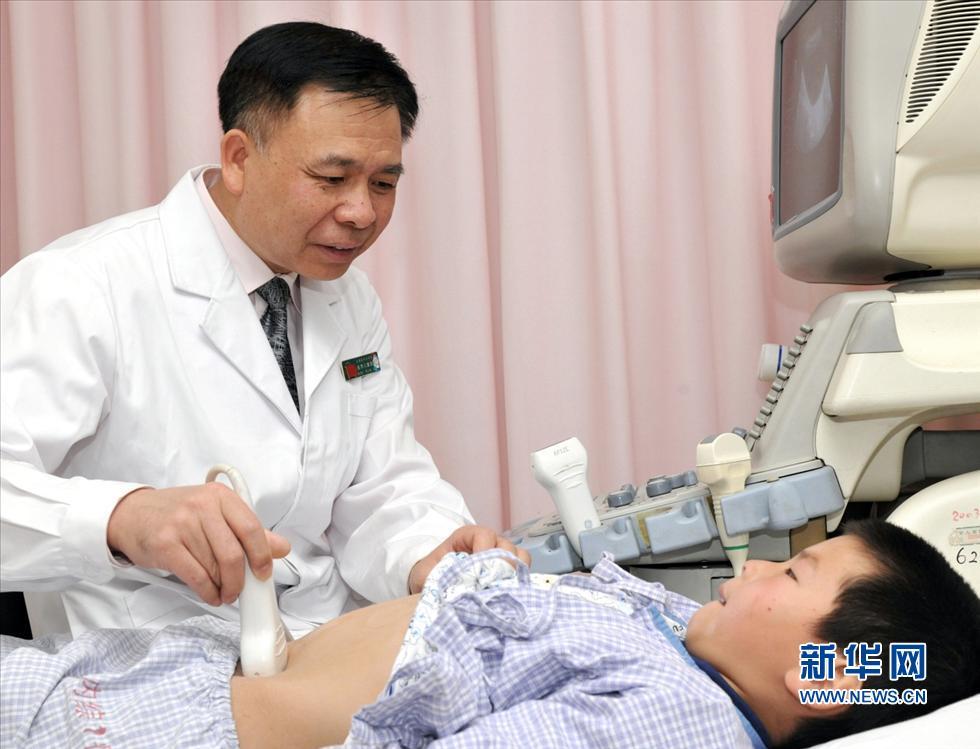 贾立群正在为患儿做b超检查.(资料图片)