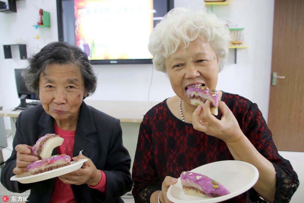 江苏苏州:学做重阳糕 喜迎重阳节