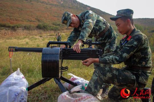 硝烟四起 武警某部机动第八支队"火力分队"集训正酣