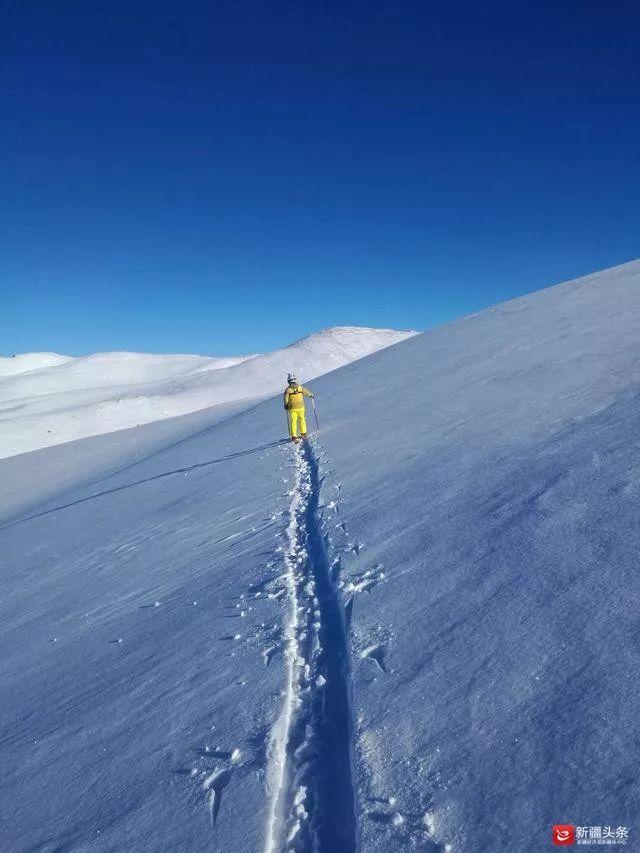 一望无际的雪原中留下滑雪者的印记.图/阿尔泰山野雪公园