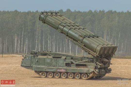 参加地面机动展示的俄军s-300远火,装填车和2s7自行火炮.