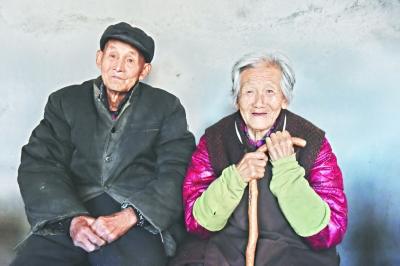 摄影师花16年给父母拍上万张照片画面朴实情感真挚