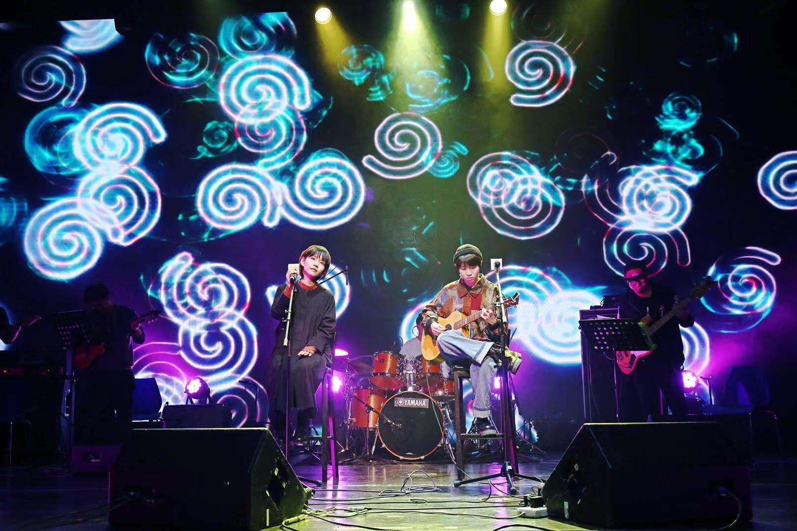 娱乐新闻  赛事后半程,花粥清新自然的演绎了一首《遥不可及的你》