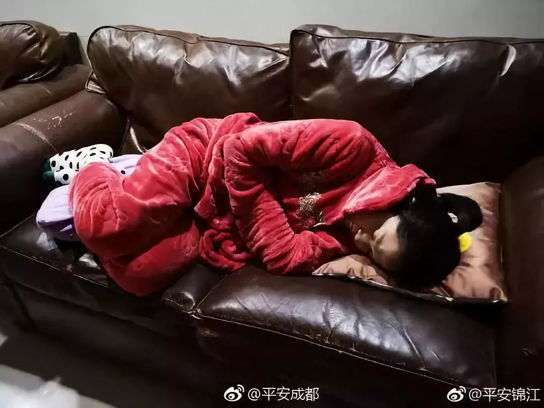 孩子走丢晚归丈夫被妻子打电话数落回家推开门瞬间泪奔