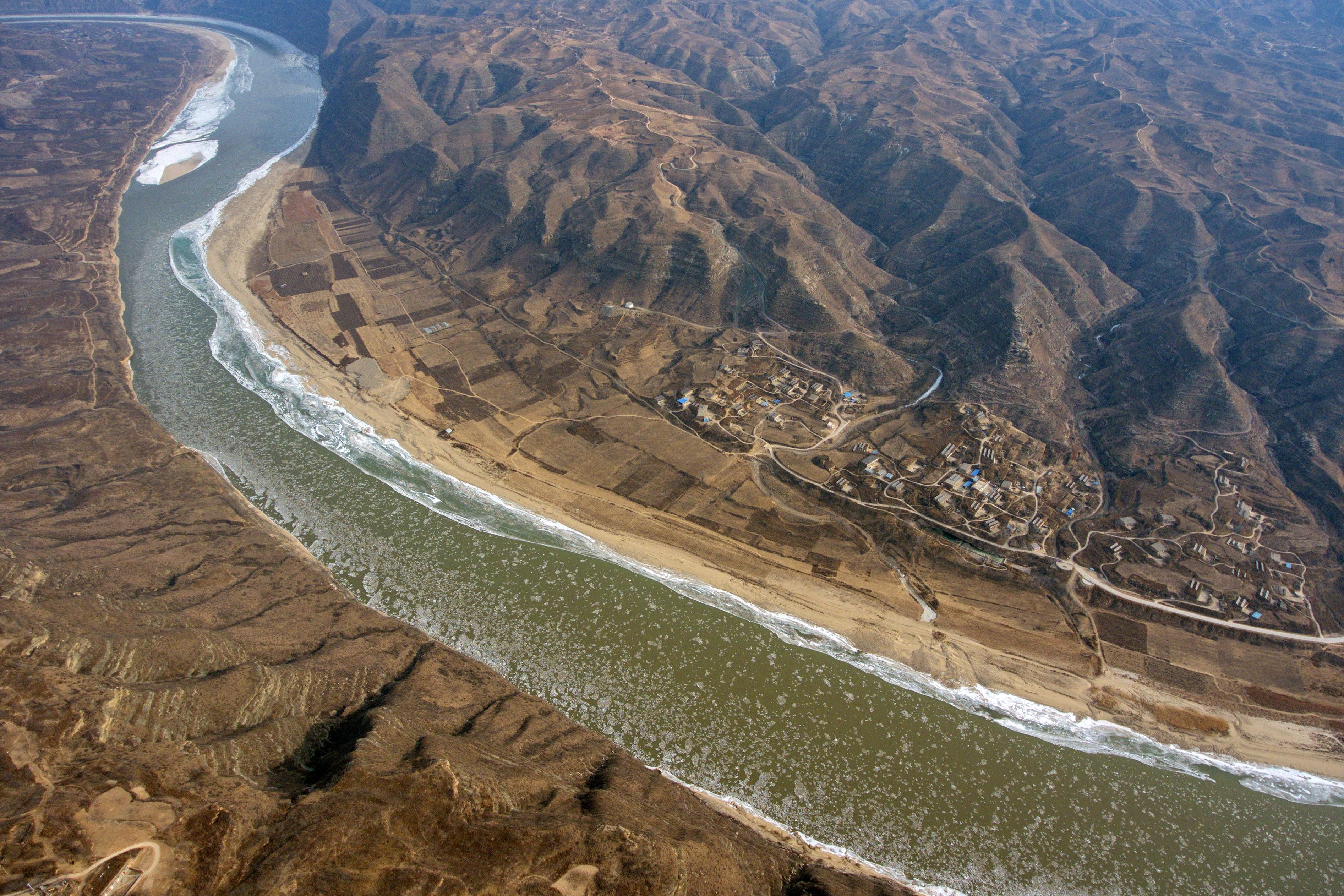 "银色巨龙"——黄河临汾段现流凌景观