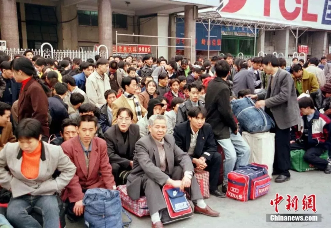 2000年,春运第一天,众多回家过年的人们在广州火车站候车