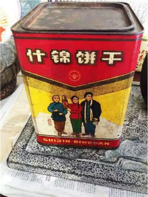 社会新闻        90年代   烟酒罐头四样礼   到了90年代,经济快速