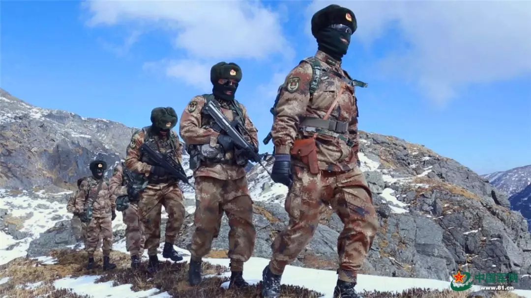 军事新闻   巡逻官兵用背包绳爬上一个积雪覆盖的山头.